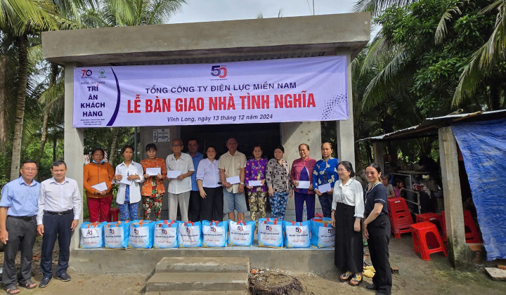 Tổng công ty Điện lực miền Nam trao tặng nhà tình nghĩa tại Vĩnh Long và Long An