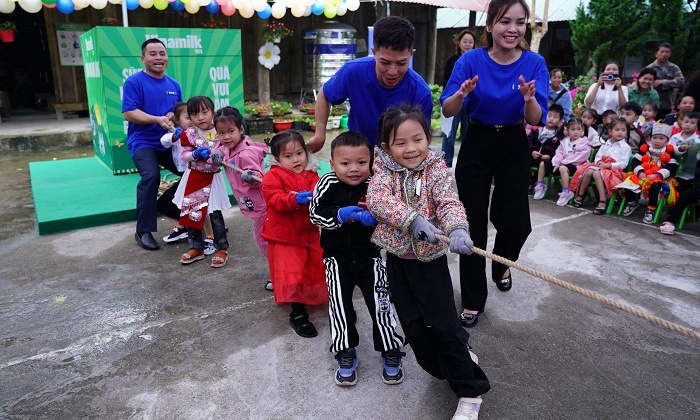 Quỹ sữa Vươn cao Việt Nam mang quà ấm, sữa ngon đến với trẻ em vùng cao Tuyên Quang