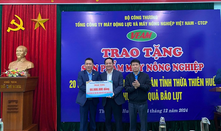 VEAM trao tặng 82 chiếc máy nông nghiệp và 180 triệu hỗ trợ người dân 4 tỉnh miền Trung khắc phục hậu quả bão lũ