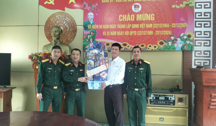 Công ty Thủy điện Sông Bung thăm và tặng quà nhân kỷ niệm 80 năm Ngày thành lập Quân đội nhân dân Việt Nam