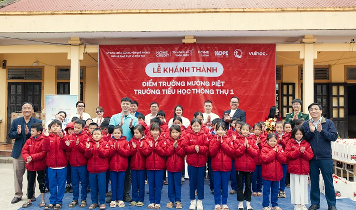 Home Credit trao lớp học mới cùng hàng trăm áo ấm đến điểm trường biên giới