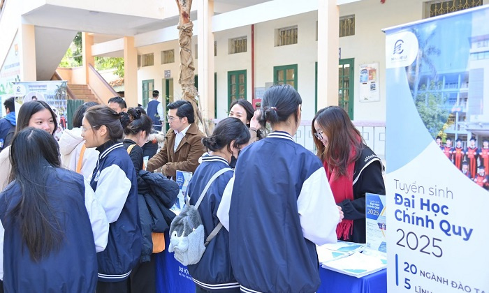 Gian hàng Trường Đại học Điện lực thu hút đông đảo học sinh, phụ huynh