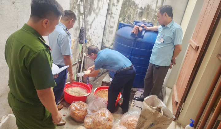 Quản lý thị trường Ninh Bình: Xử phạt 16,5 triệu đồng đối với cơ sở kinh doanh thực phẩm không rõ nguồn gốc