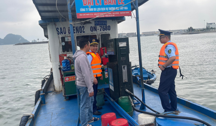 Quảng Ninh: Xử phạt 01 tàu vi phạm kinh doanh xăng dầu trên biển