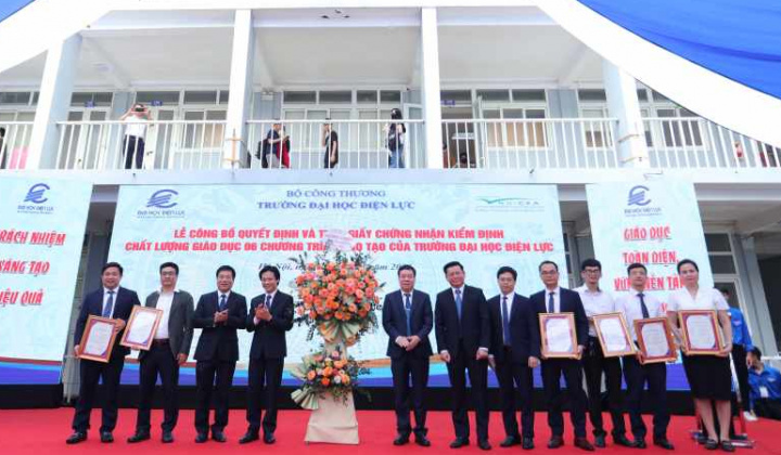 Đại học Điện lực nhận 6 Chứng nhận Kiểm định chất lượng giáo dục, mở cơ hội lớn cho tân cử nhân