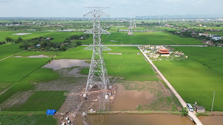 Kéo dây khoảng néo đầu tiên Dự án đường dây 500kV mạch 3 cung đoạn NMNĐ Nam Định I - Thanh Hoá
