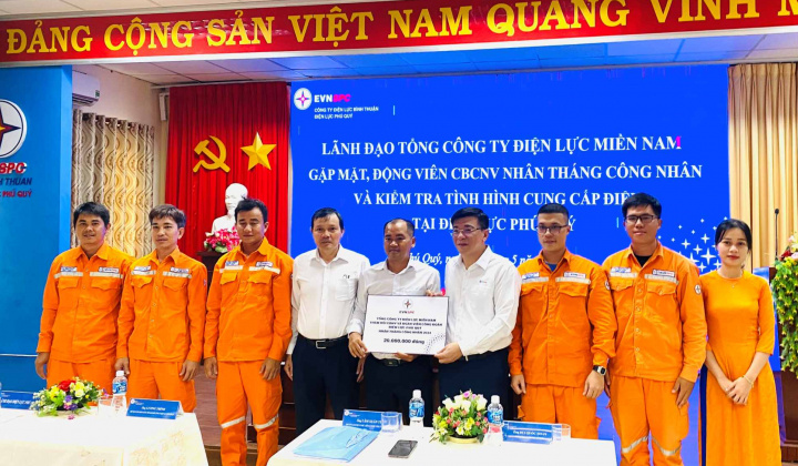 EVNSPC: Thăm, động viên công nhân ngành Điện trên đảo Phú Quý