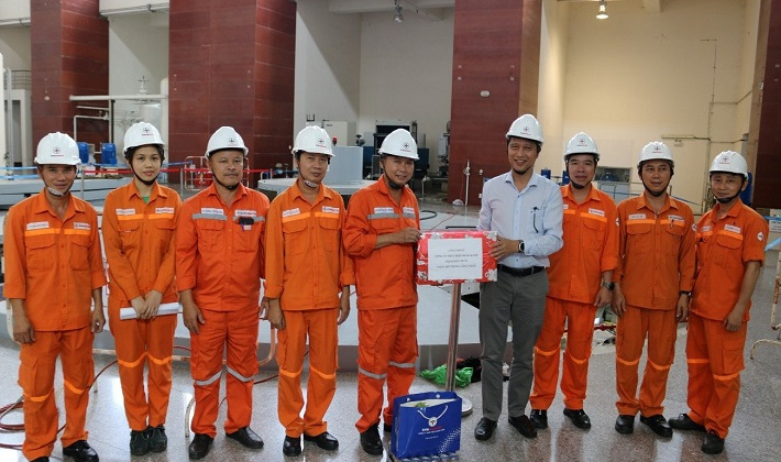 Thủy điện Buôn Kuốp: Tặng quà người lao động tham gia Đại tu Tổ máy H1