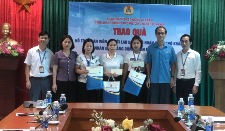 Công đoàn Công Thương Việt Nam: Trao quà tại Trường CĐ Công nghiệp Hưng Yên nhân dịp Tháng công nhân