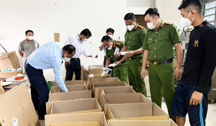 Long An: Phát hiện cơ sở nghi sản xuất số lượng lớn thuốc trừ sâu giả