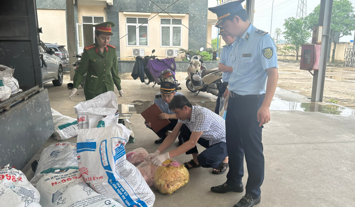 Thanh Hóa: Kịp thời ngăn chặn 1,6 tấn thực phẩm bẩn đang trên đường tiêu thụ