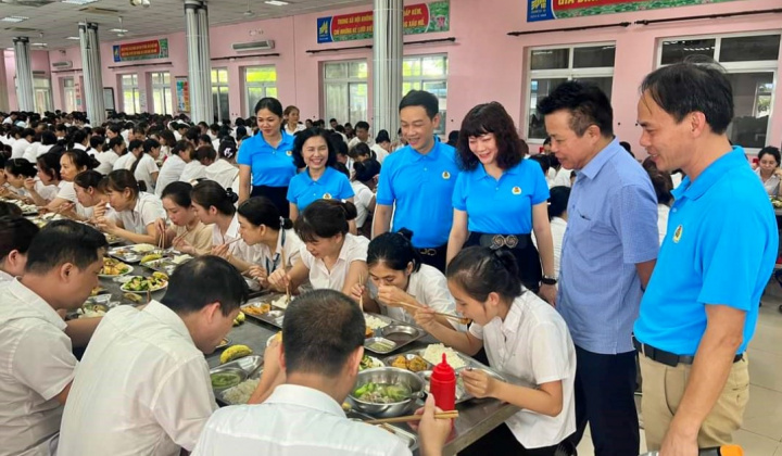 “Bữa cơm Công đoàn” May 10: Gần gũi, thân tình sẻ chia với người lao động