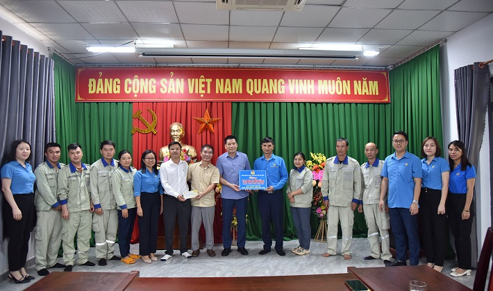 Công đoàn TKV: Thăm hỏi, trao quà nhân dịp tháng công nhân tại Công ty Nhôm Đắk Nông