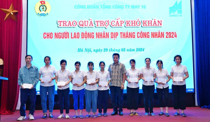 Công đoàn May 10 trao 76 suất quà hỗ trợ đoàn viên, người lao động có hoàn cảnh khó khăn.