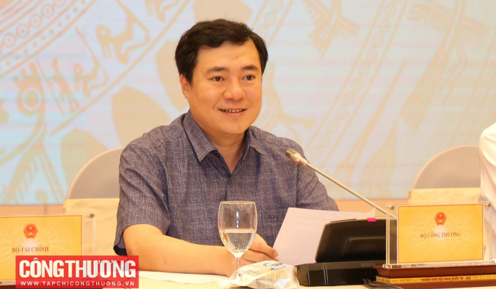 Sớm trình Chính phủ cơ chế khuyến khích phát triển điện mặt trời mái nhà tự sản tự tiêu