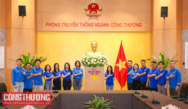 Chi đoàn Tạp chí Công Thương tổ chức sinh hoạt chính trị và trưởng thành Đoàn cho 07 đoàn viên
