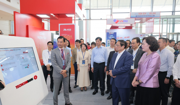 Thủ tướng Chính phủ tham quan gian hàng Ngân hàng Techcombank trong ngày chuyển đổi số ngành Ngân hàng