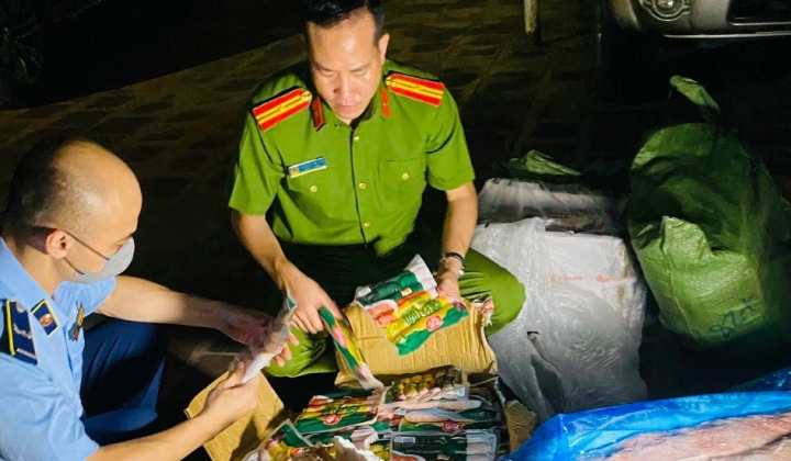 Hà Nội: Phát hiện hàng trăm kg lạp xưởng nhập lậu