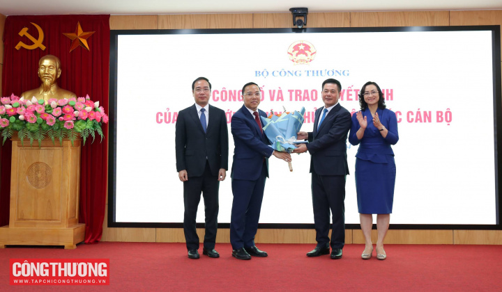 Chính thức trao Quyết định bổ nhiệm Thứ trưởng Bộ Công Thương Nguyễn Hoàng Long