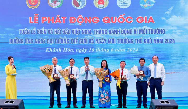 Trao tặng biểu trưng cho các đơn vị tổ chức có nhiều hoạt động tích cực trong công tác bảo vệ môi trường