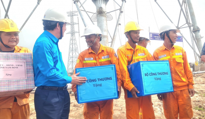 Công đoàn Công Thương tham gia đoàn công tác của Bộ Công Thương kiểm tra tiến độ và động viên người lao động trên công trường Đường dây 500 kV mạch 3