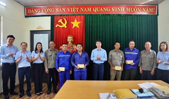 Than Hà Tu: Thăm, tặng quà công nhân xuất sắc tiêu biểu, công nhân lao động có hoàn cảnh khó khăn