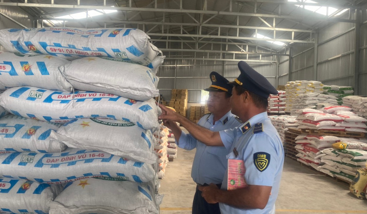 Long An phát hiện, xử lý hàng chục trường hợp vi phạm trong kinh doanh phân bón, thuốc bảo vệ thực vật