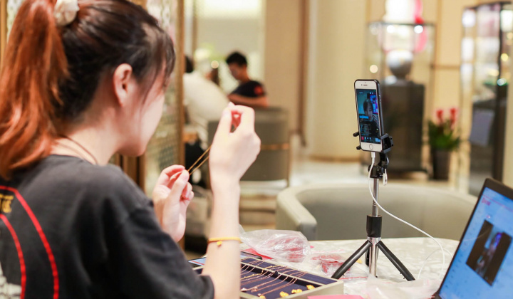 Thủ tướng yêu cầu xử lý nghiêm việc livestrream bán hàng giả, trốn thuế