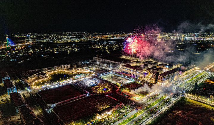 Hơn 80.000 người đổ về Đồng Hới, Quảng Bình xem Đại nhạc hội EDM, pháo hoa