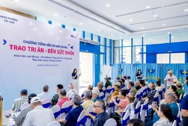 MB Ageas Life thăm khám sức khỏe và tặng quà cho người có công