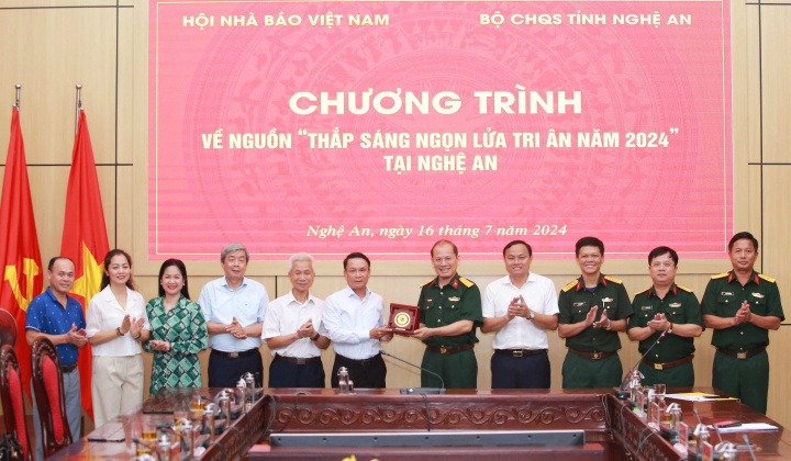 Hội Nhà báo Việt Nam trao 500 màn chống muỗi tặng Bộ Chỉ huy Quân sự tỉnh Nghệ An