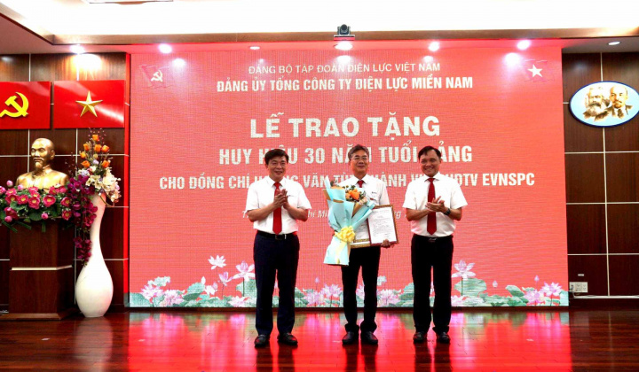 Người thợ đường dây 500kV mạch 1 năm xưa đón nhận huy hiệu 30 năm tuổi Đảng