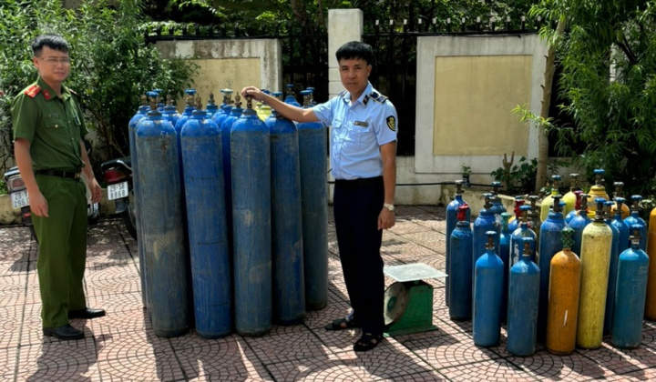 Hà Nội: Tạm giữ 54 bình khí cười và 5.450 bóng cười không rõ nguồn gốc