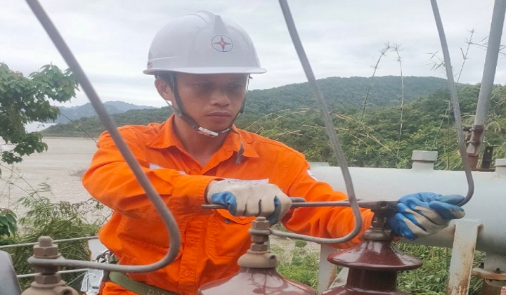 Điện lực Vân Đồn: Nâng chất lượng cung cấp điện đường dây 22kV vượt biển