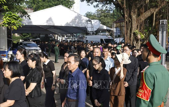 Dòng người xếp hàng dài vào viếng Tổng Bí thư Nguyễn Phú Trọng sáng 26/7