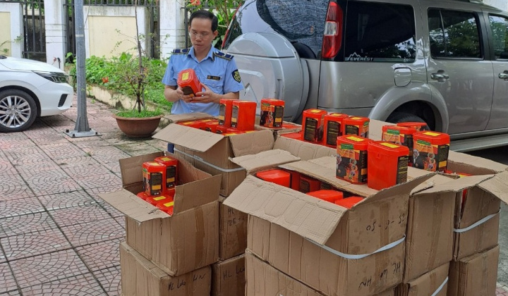 Bắt giữ lô hàng 400 mặt nạ chống độc nhập lậu tại khu công nghiệp Ngọc Hồi, Hà Nội