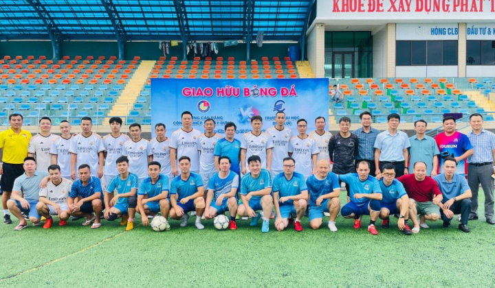 Giao hữu bóng đá nam giữa cán bộ, viên chức Trường Cao đẳng Công nghiệp và Xây dựng và Trường Đại học Điện lực