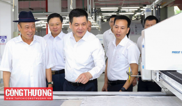 Bộ trưởng Nguyễn Hồng Diên thăm nhà máy Dệt may TNG (Thái Nguyên)