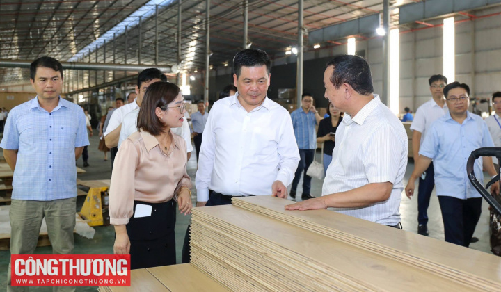 Bộ trưởng Nguyễn Hồng Diên thăm, làm việc tại Công ty TNHH Lechenwood Việt Nam