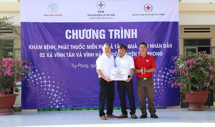 Nhiệt điện Vĩnh Tân 4: Khám bệnh, phát thuốc miễn phí cho gần 800 người dân huyện Tuy Phong