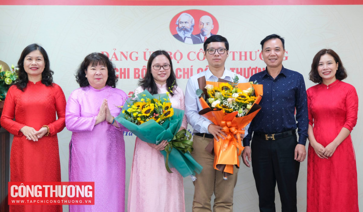 Chi bộ Tạp chí Công Thương kết nạp thêm 2 đảng viên mới