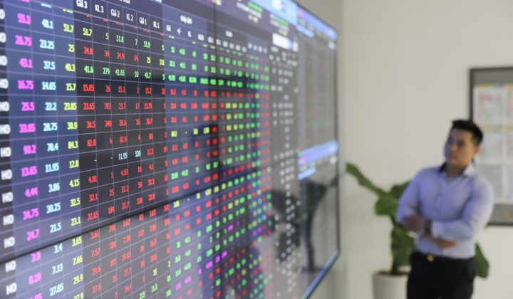 Thị trường “nổi sóng”, kỳ vọng nhóm ngân hàng, bất động sản tăng tốc trong nửa cuối năm