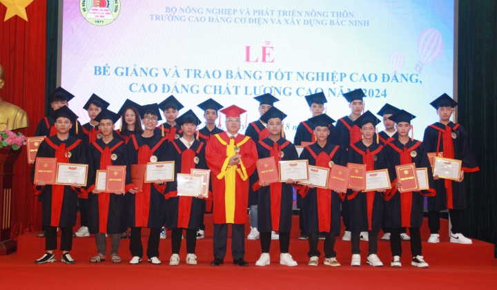 Trường Cao đẳng Cơ điện và Xây dựng Bắc Ninh l: Trao bằng tốt nghiệp đợt 4 cho 353 tân cử nhân