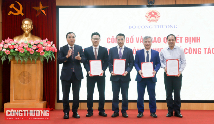 Công bố và trao Quyết định cho 4 nhân sự Bộ Công Thương