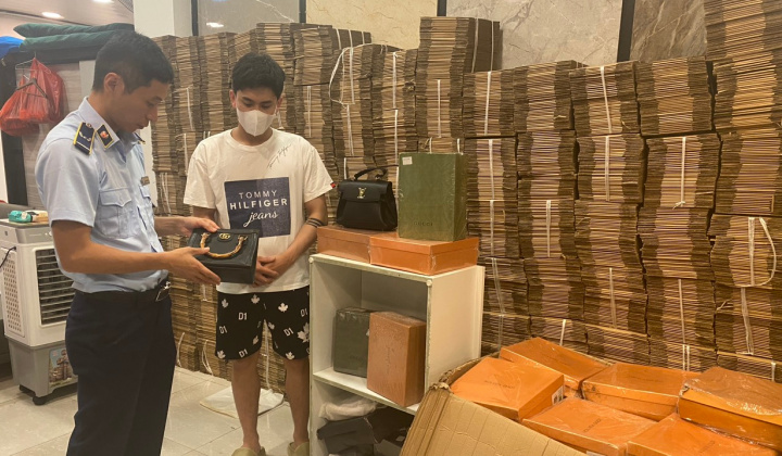 Quảng Ninh: Tạm giữ hàng trăm sản phẩm giả mạo Gucci, Louis Vuitton