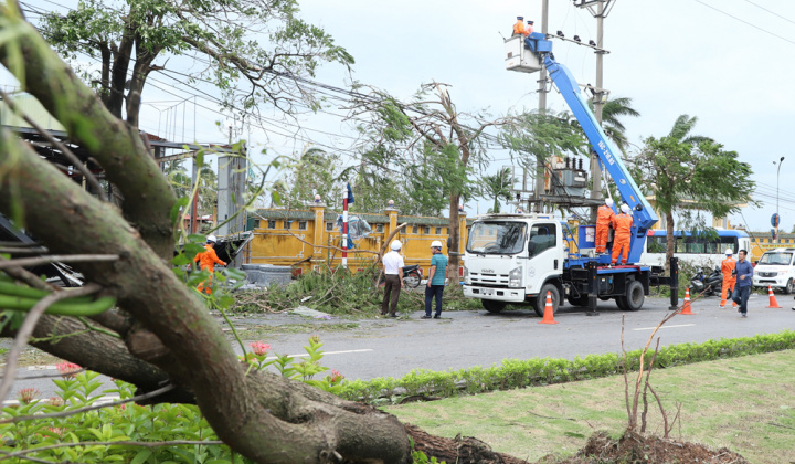 EVN nỗ lực đảm bảo cung cấp điện cho khách hàng sau cơn bão số 3