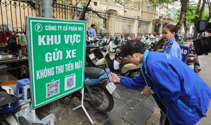 Hà Nội ban hành quy chế tạm thời về trông giữ xe không dùng tiền mặt