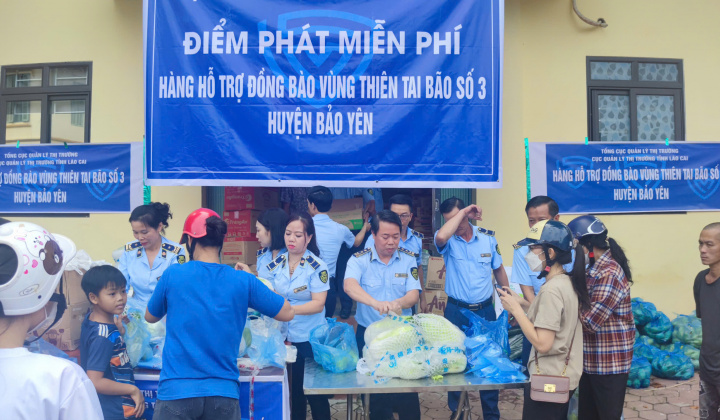 Cục QLTT Lào Cai hỗ trợ kịp thời bà con vùng lũ huyện Bảo Yên
