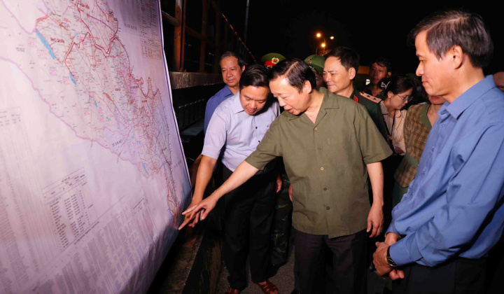 Ninh Bình: Phó Thủ tướng Chính phủ Trần Hồng Hà kiểm tra thực tế đê Hoàng Long