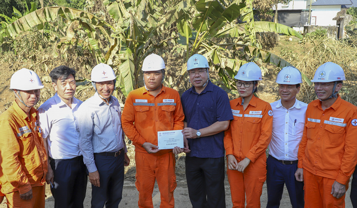 EVN kiểm tra công tác khắc phục sự cố lưới điện bị ảnh hưởng bởi bão và mưa lũ